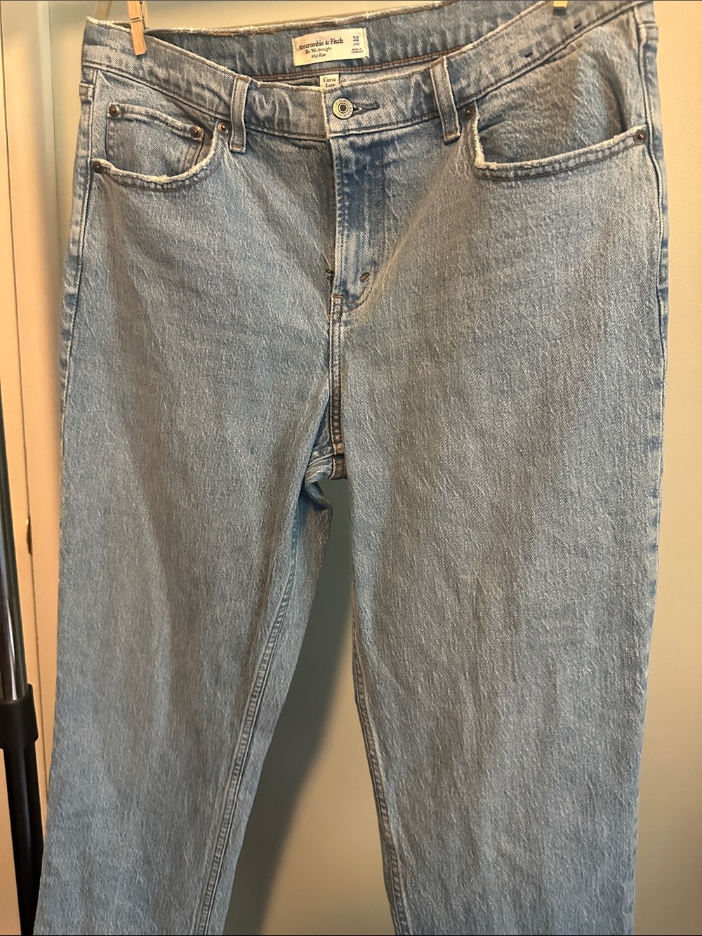 Abercrombie & Fitch Light Wash 90s Straight, mid-rise Jeans - Womens